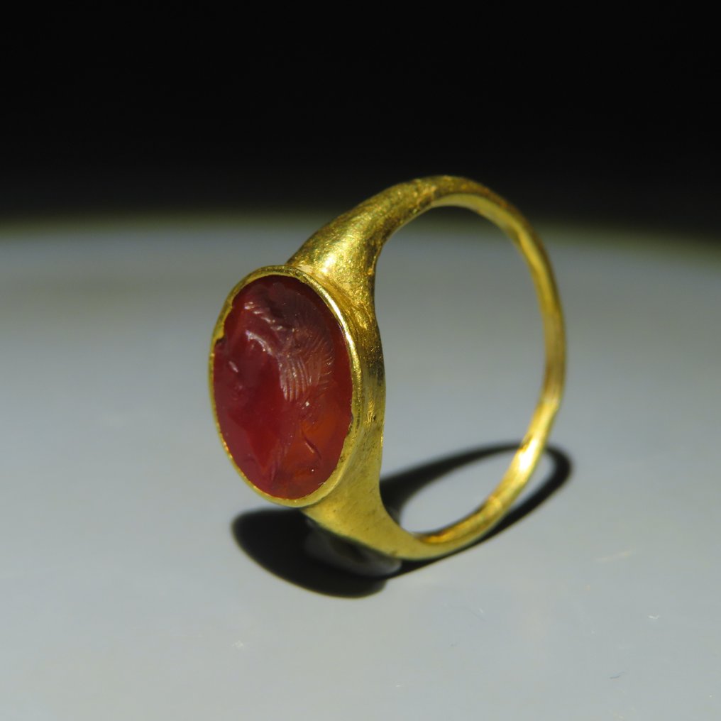 古羅馬 金色, 玉髓石 金戒指飾有阿波羅半身像鑲嵌。西元前一世紀至西元一世紀。 2.4 公分長。 #1.1