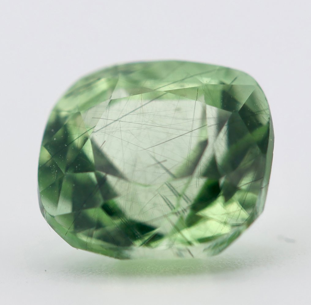 Zöld Peridot  - 2.75 ct - Antwerpeni Drágakővizsgálati Laboratórium (ALGT) - Ludwigite Needles #1.1