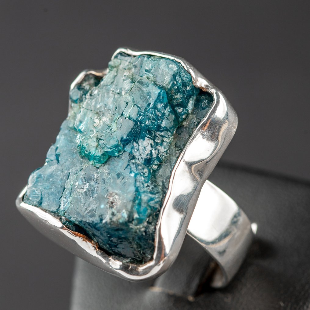 Ring mit großem Edelstein im Rohzustand Natürlicher rauer neonblauer Apatit - Höhe: 32 mm - Breite: 29 mm- 25 g #1.1