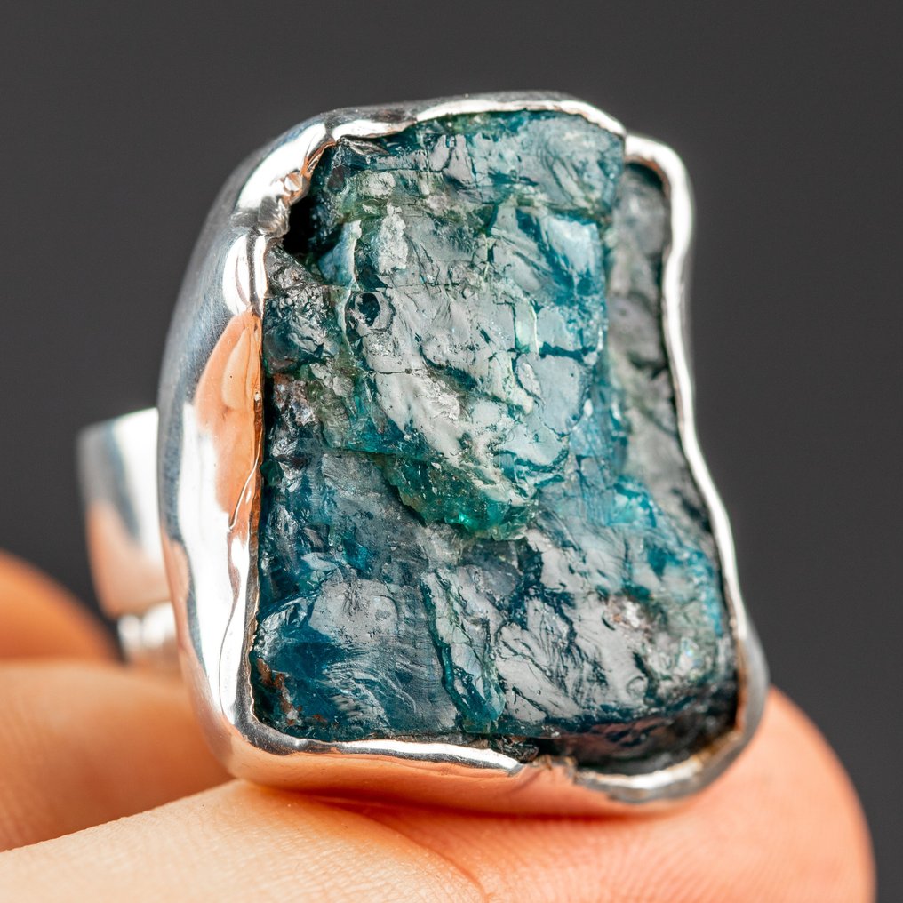 Ring mit großem Edelstein im Rohzustand Natürlicher rauer neonblauer Apatit - Höhe: 32 mm - Breite: 29 mm- 25 g #1.2