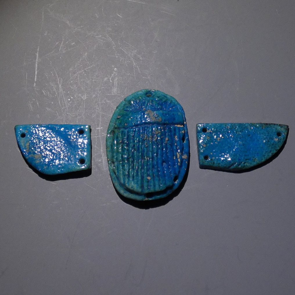 Oldtidens Egypt Fajanse, Blå fin brystvinget Scarab. 1070-332 f.Kr. 12 cm L. Spansk eksportlisens. Pectoral bevinget Scarab. #2.1