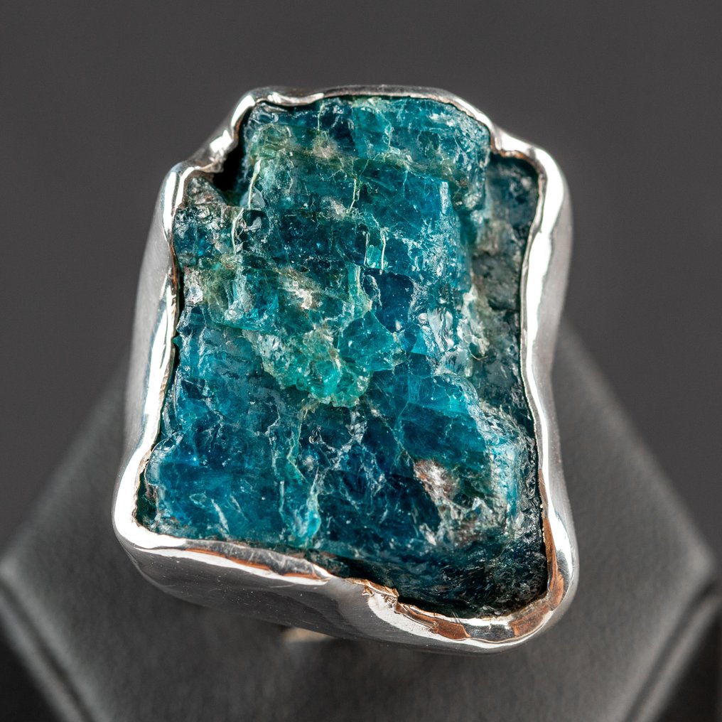 Ring mit großem Edelstein im Rohzustand Natürlicher rauer neonblauer Apatit - Höhe: 32 mm - Breite: 29 mm- 25 g #2.1