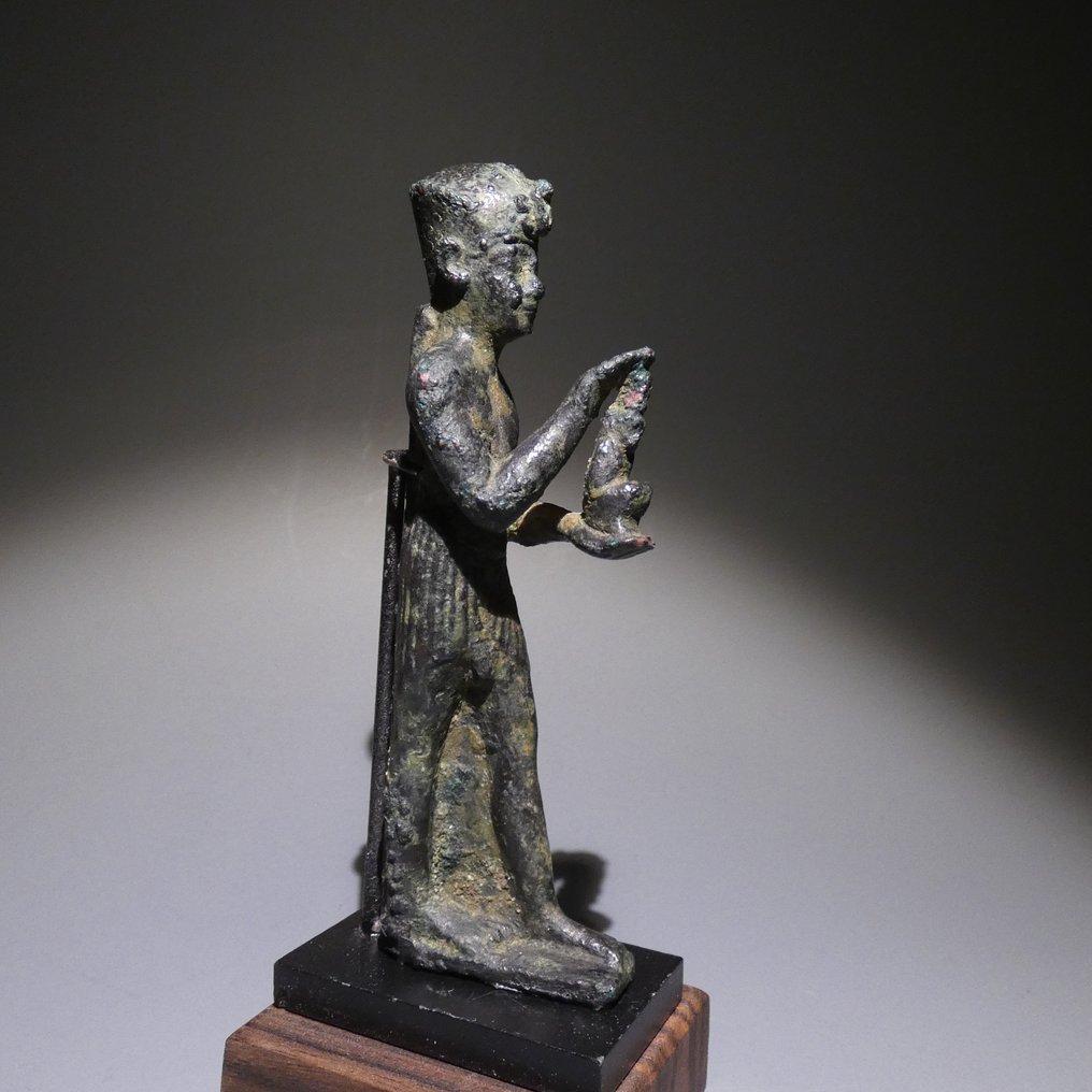 Ókori egyiptomi Bronz A fáraó Maat istennőt szállít.  11 cm H. késői időszak, Kr. e. 664 - 332 - 9 cm #2.1