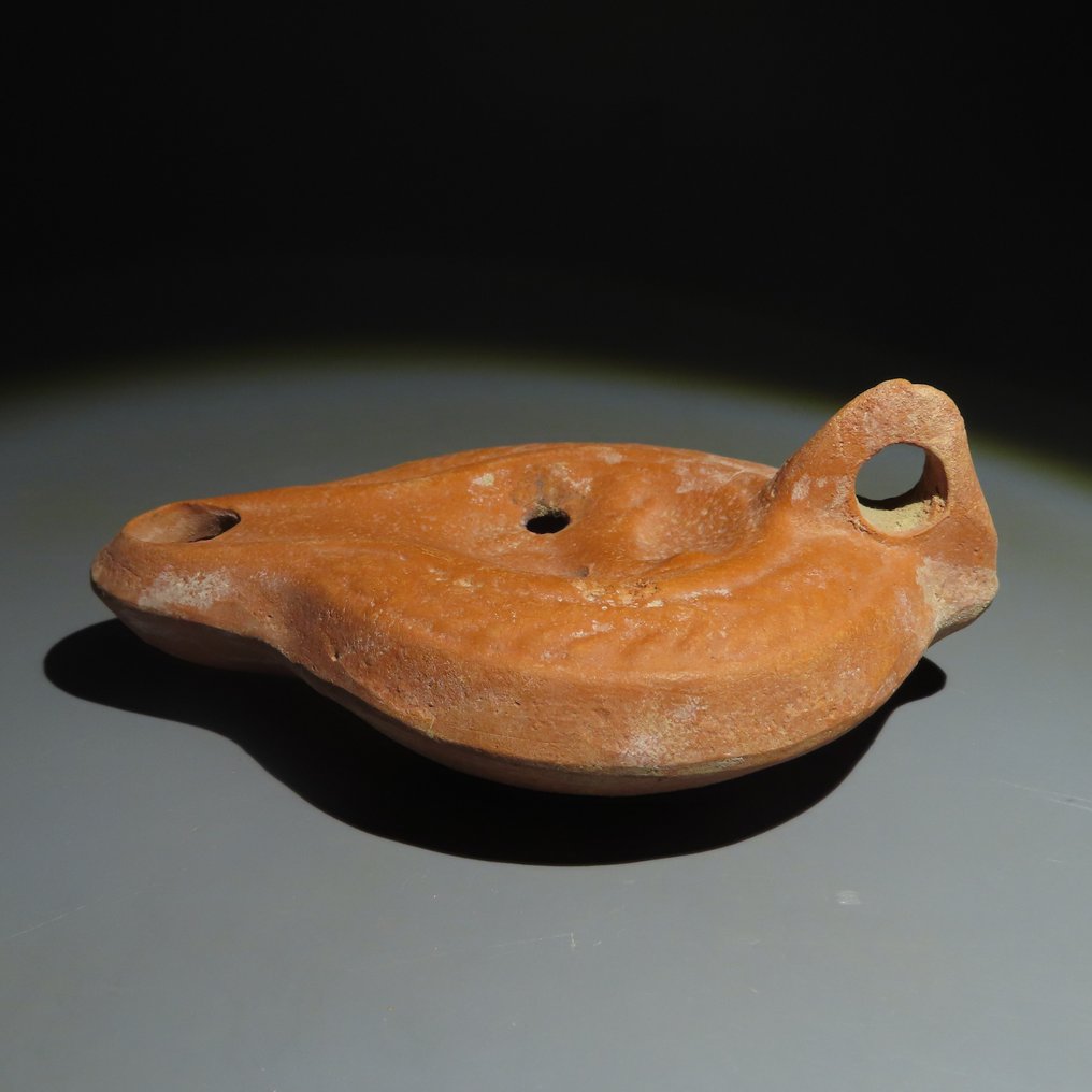 Romersk antikk Terrakotta Oljelampe. 1.-3. århundre e.Kr. 13 cm lengde.  (Ingen reservasjonspris) #2.1