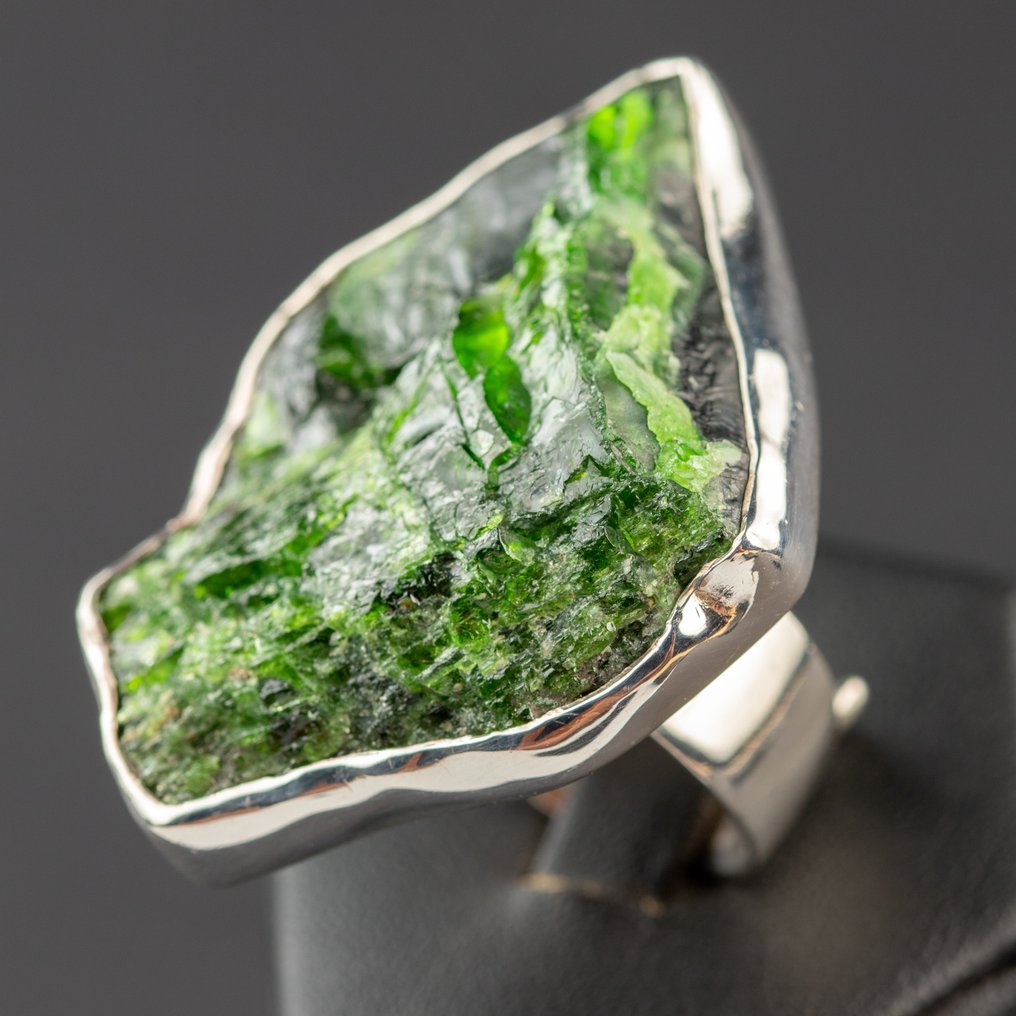 Ring with a stone of great charm A Beautiful Diopside Chrome Gemstone In The Rough State - Height: 45 mm - Width: 32 mm- 30 g #2.1