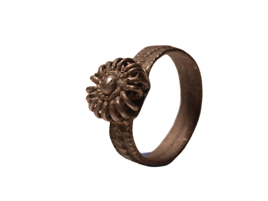 古罗马 罗马手指戒指由银制成，带花朵螺旋装饰古董施虐者珠宝 VZ 戒指 #1.1