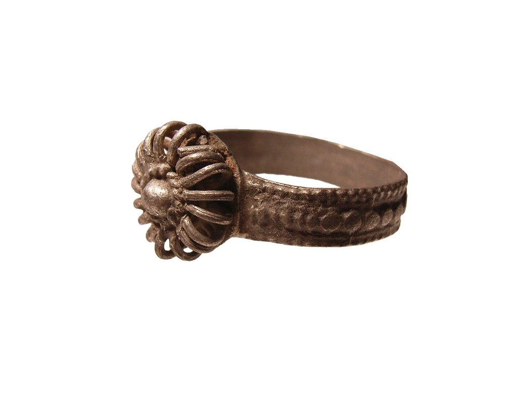 古罗马 罗马手指戒指由银制成，带花朵螺旋装饰古董施虐者珠宝 VZ 戒指 #3.2
