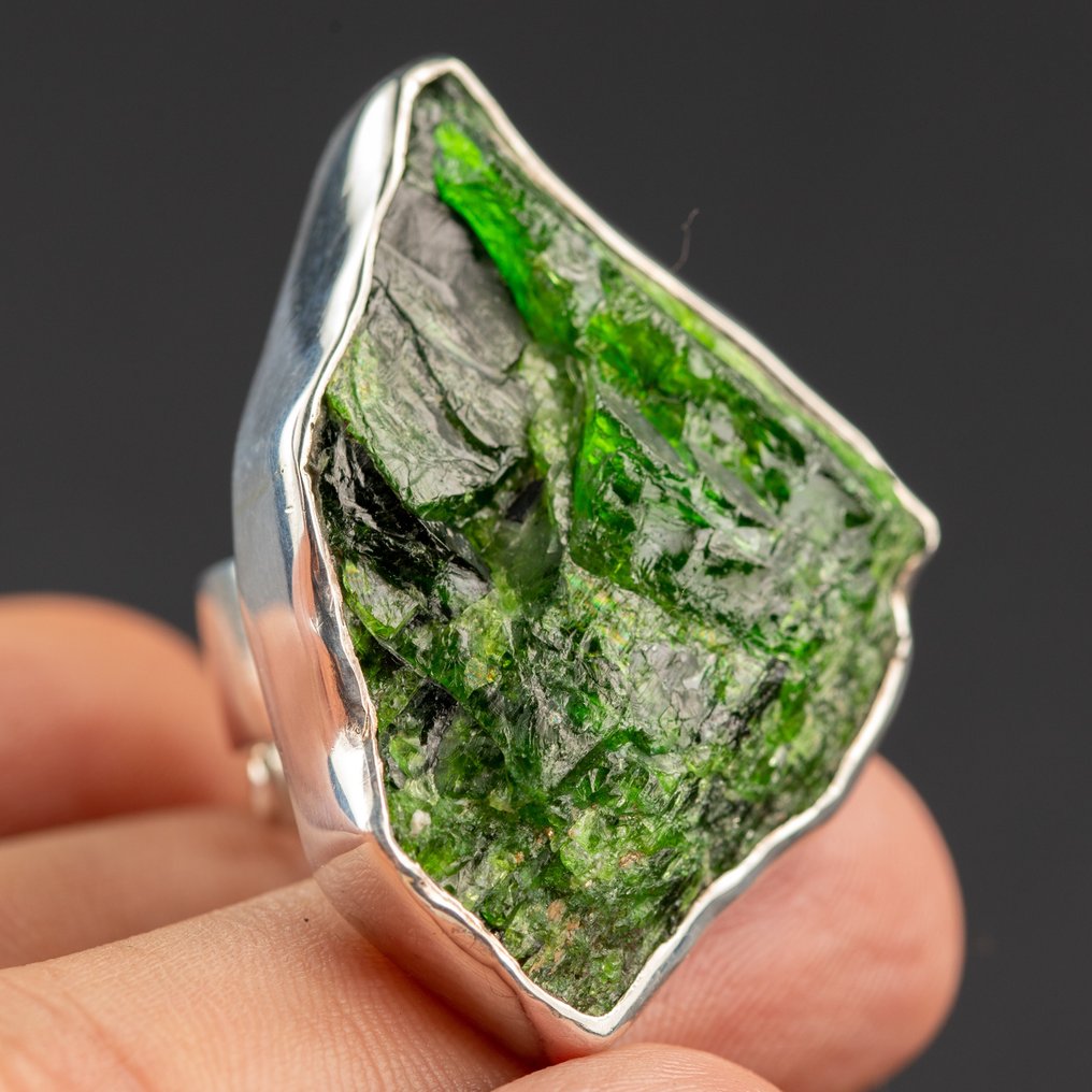 Ring with a stone of great charm A Beautiful Diopside Chrome Gemstone In The Rough State - Height: 45 mm - Width: 32 mm- 30 g #1.1