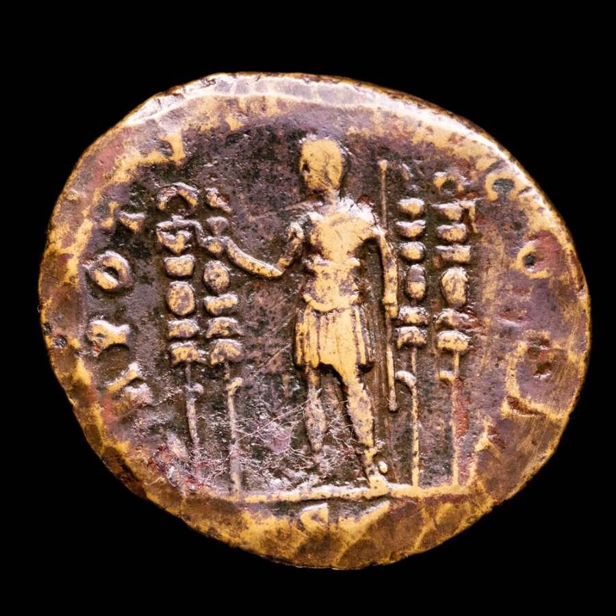 Império Romano. Lúcio Vero (161-169 d.C.). Sestertius Rome, AD 164. TR POT-V-IMP II COS II, Lucius Verus in military dress, standing left, flanked by four  (Sem preço de reserva) #1.2