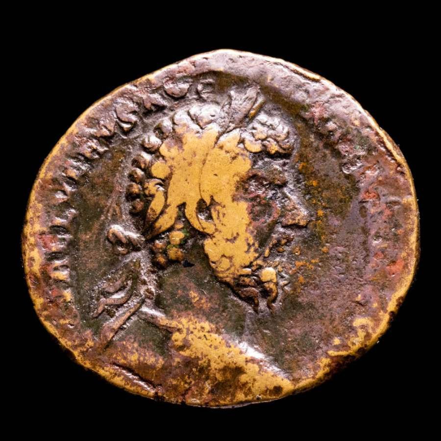 Império Romano. Lúcio Vero (161-169 d.C.). Sestertius Rome, AD 164. TR POT-V-IMP II COS II, Lucius Verus in military dress, standing left, flanked by four  (Sem preço de reserva) #1.1