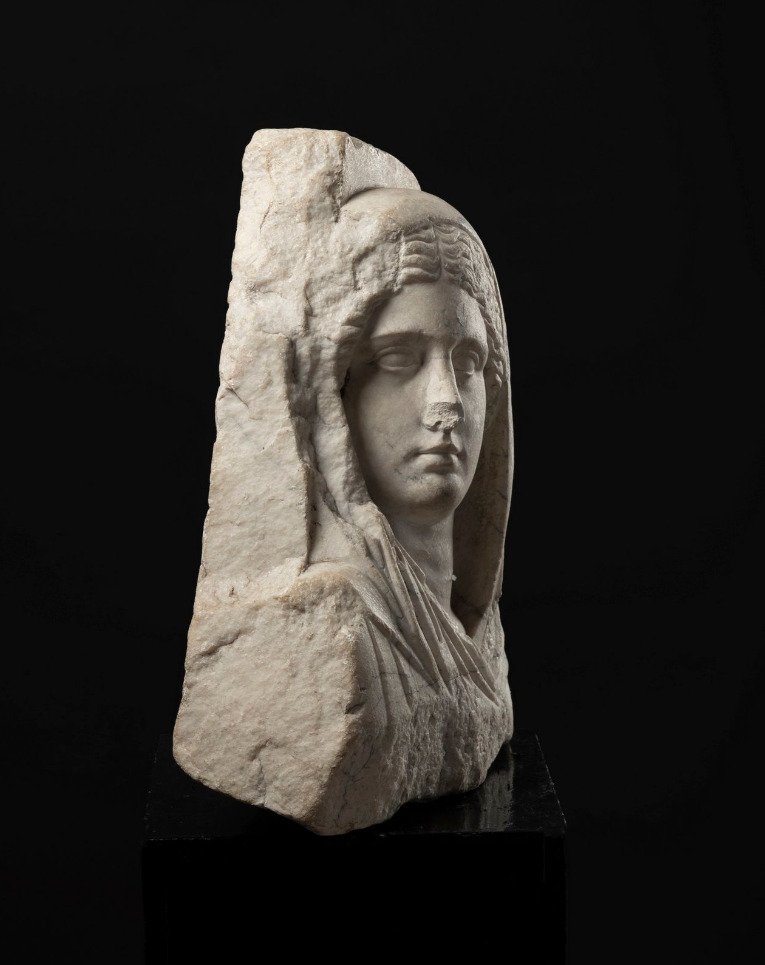 Antigua Roma Fragmento de sarcófago de mármol con busto femenino velado. 39 cm de alto Con licencia de exportación francesa #1.2