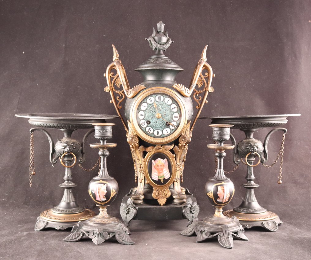 Conjunto de reloj de estilo renacentista egipcio. -   Porcelana, metal patinado - 1920-1930 #1.2