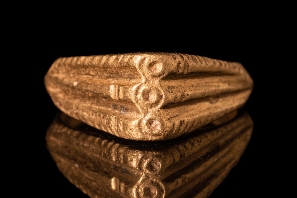 Viking periode Zware Gouden Ring met Zonsymbool #1.1
