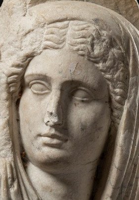 Epoca Romanilor Fragment de sarcofag de marmură cu un bust feminin voalat. 39 cm H Cu licență de export franceză #2.1