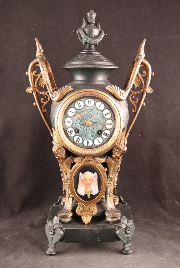 Conjunto de reloj de estilo renacentista egipcio. -   Porcelana, metal patinado - 1920-1930 #2.1