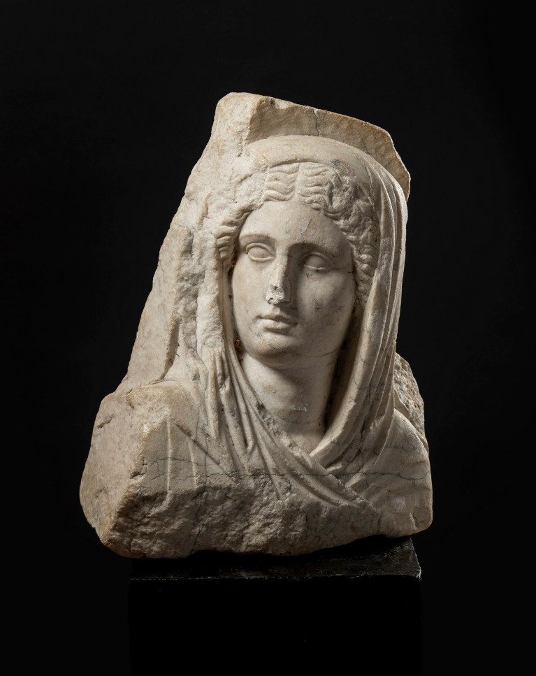 Antigua Roma Fragmento de sarcófago de mármol con busto femenino velado. 39 cm de alto Con licencia de exportación francesa #1.1