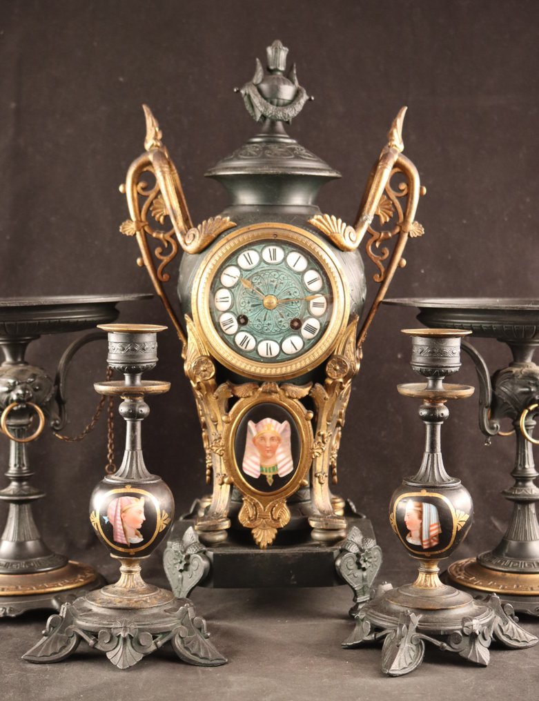 Conjunto de reloj de estilo renacentista egipcio. -   Porcelana, metal patinado - 1920-1930 #1.1