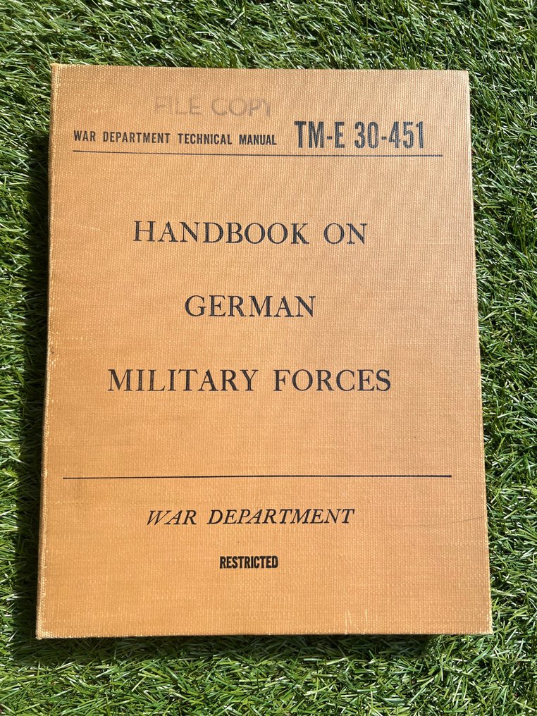 Germany / USA - Official US Army Restricted ''Handbook of German Army' - Uniforms - Insignia - Tanks - Weapons - German Airforce/Elite/Army - MP40 - MG42 - FG42 - Kubelwagen - Schwimmwagen - 1945 #2.1