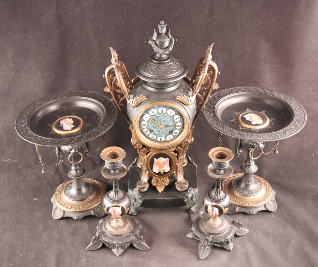 Conjunto de reloj de estilo renacentista egipcio. -   Porcelana, metal patinado - 1920-1930 #1.3