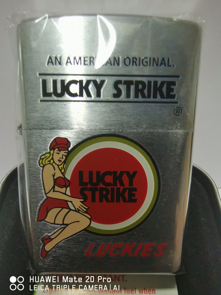 Zippo - Zippo Lucky Strike Pin Up de 1999 - Αναπτήρας τσέπης - Βαμμένο βουρτσισμένο ατσάλι χρωμίου #1.1