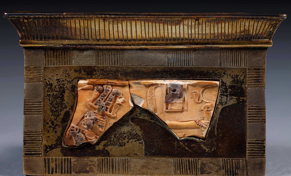 古埃及 皇家骨頭碎片，上面有法老王在重建赫拉赫蒂之前打擊敵人的場景 - 3 cm #1.1