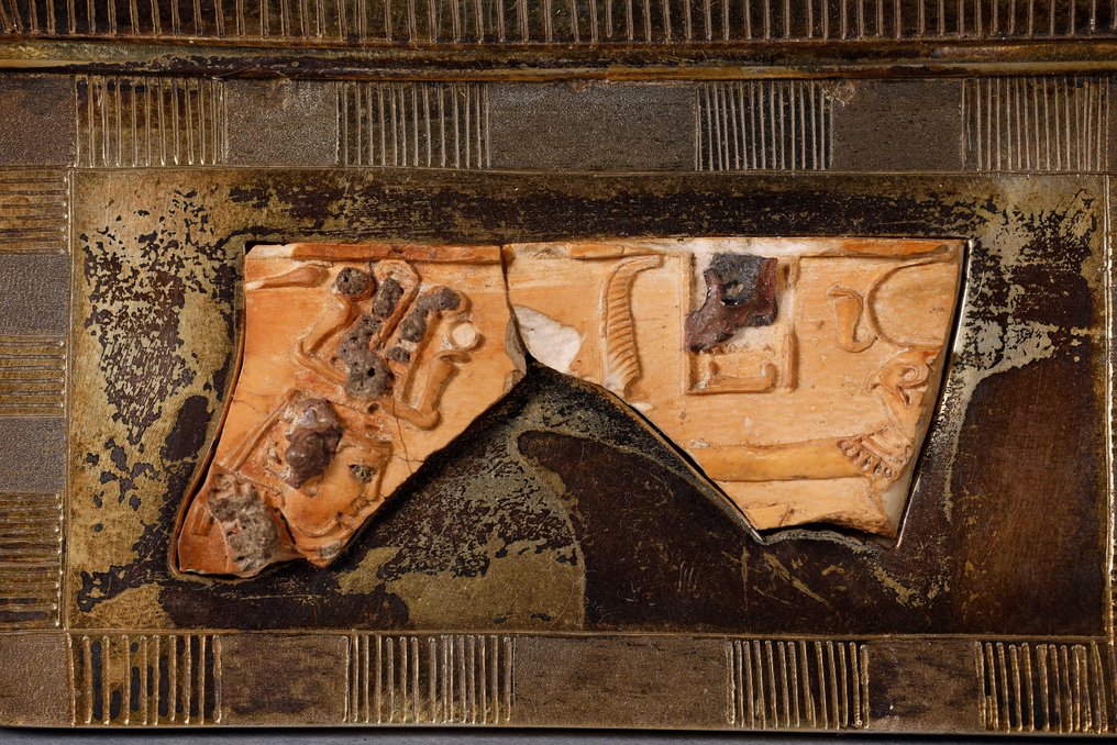 Antico Egitto Frammento di osso reale con scena del faraone che colpisce i suoi nemici davanti a Re-Herakhty - 3 cm #3.2