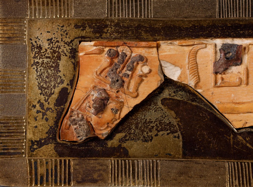 Αρχαία Αίγυπτος Βασικό οστό με σκηνή του Φαραώ που χτυπά τους εχθρούς του μπροστά στον Ra-Herakhty. #2.1