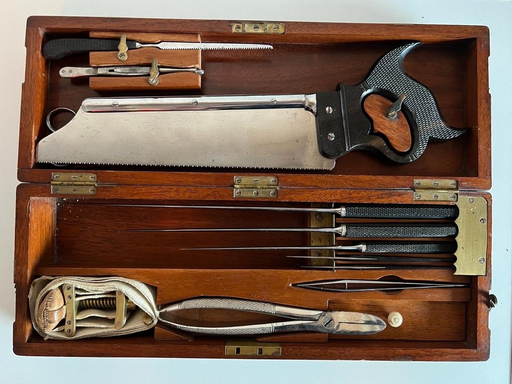 Amputation set in chest from circa 1860. -by Dr. Octavius Eduardo. - Instrumento médico - Aço, Ebano, Latão #1.1