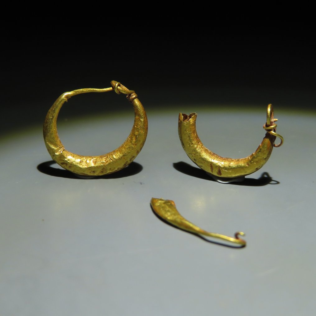 Ancient Roman Gold, Stone Pair of earrings. 1st - 3rd century AD. Width 1.6 cm. #1.1