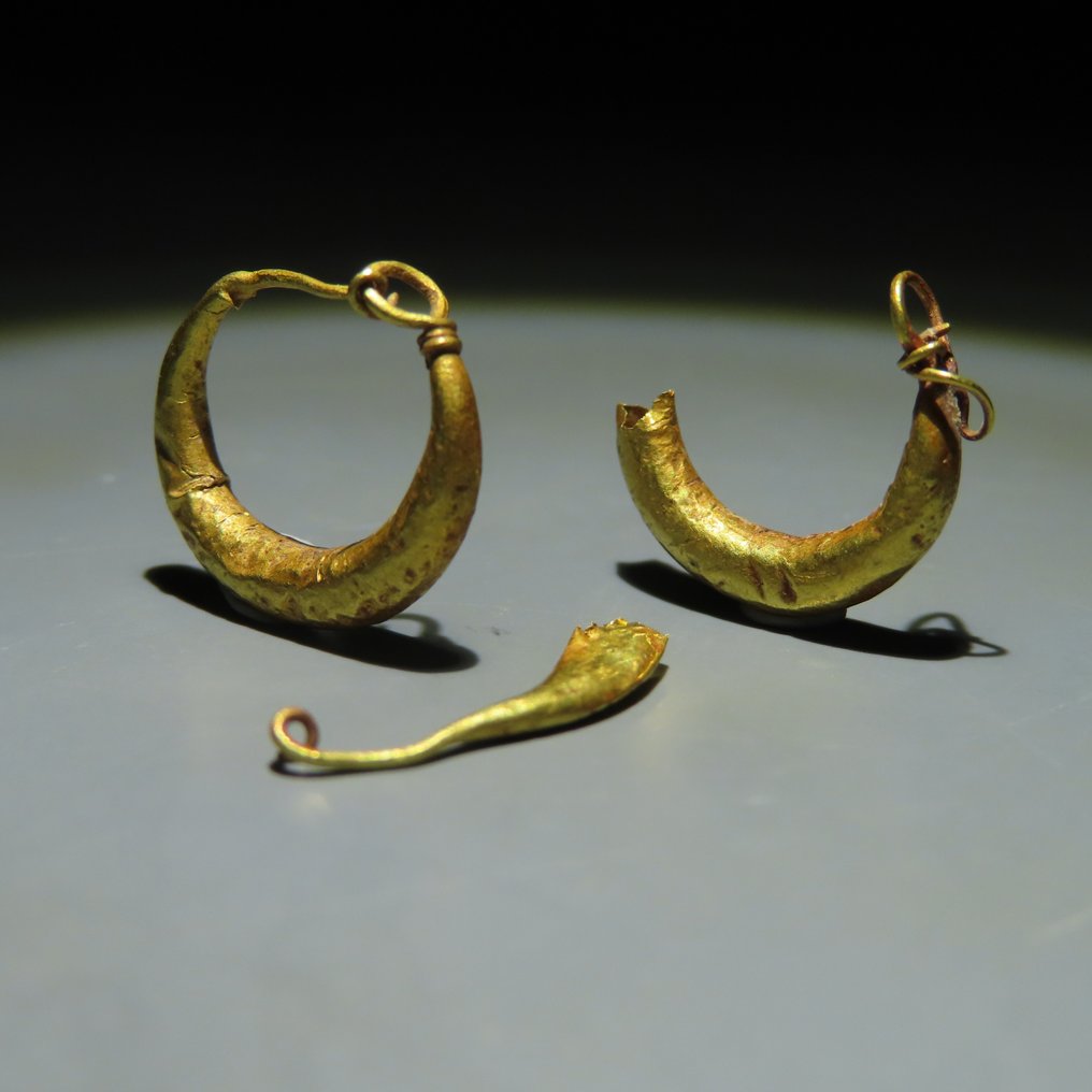 Ancient Roman Gold, Stone Pair of earrings. 1st - 3rd century AD. Width 1.6 cm. #1.2