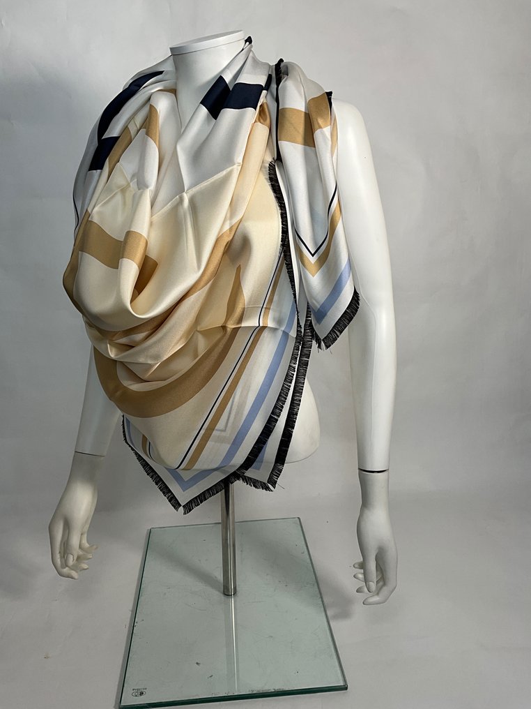 Loewe - 140/140 cm /sans étiquette // Majestueuse - Eșarfă (șal) #1.0