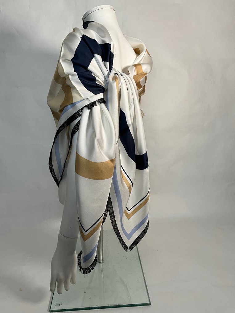 Loewe - 140/140 cm /sans étiquette // Majestueuse - Eșarfă (șal) #3.2