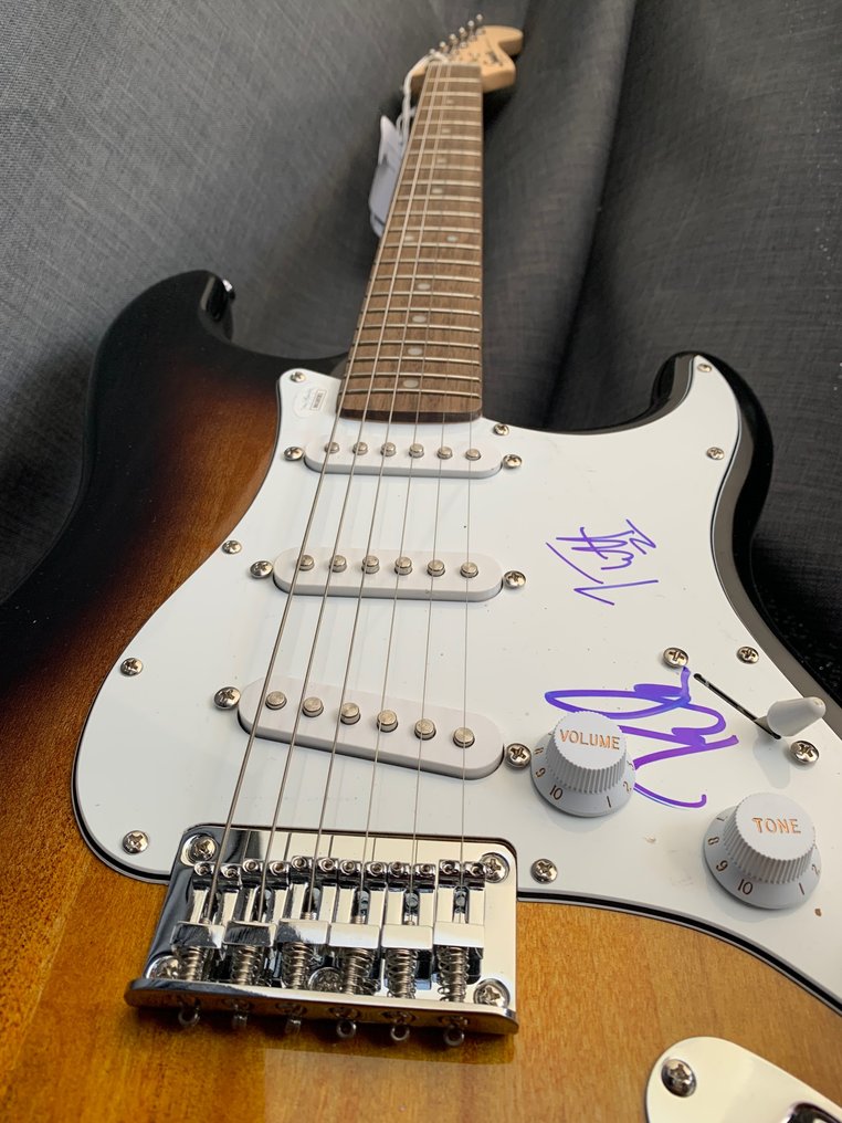 Def Leppard, Joe Elliott And Phil Collen Signed Guitar Fender with Coa JSA - Gitarre - 1992 #1.1