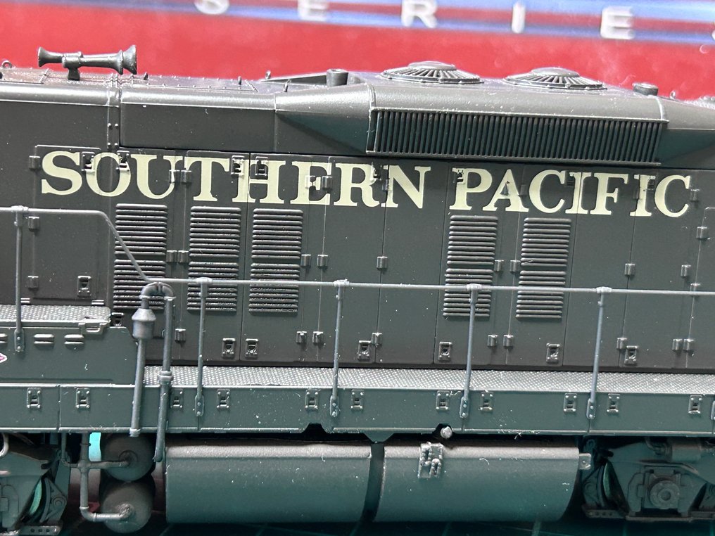 Broadway Limited Paragon 2 Series H0 - 2417 - Diesel locomotive (1) - EMD SD9, digital, sound - Southern Pacific #2.2
