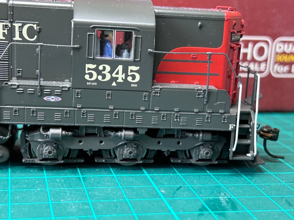 Broadway Limited Paragon 2 Series H0 - 2417 - Diesel locomotive (1) - EMD SD9, digital, sound - Southern Pacific #3.1