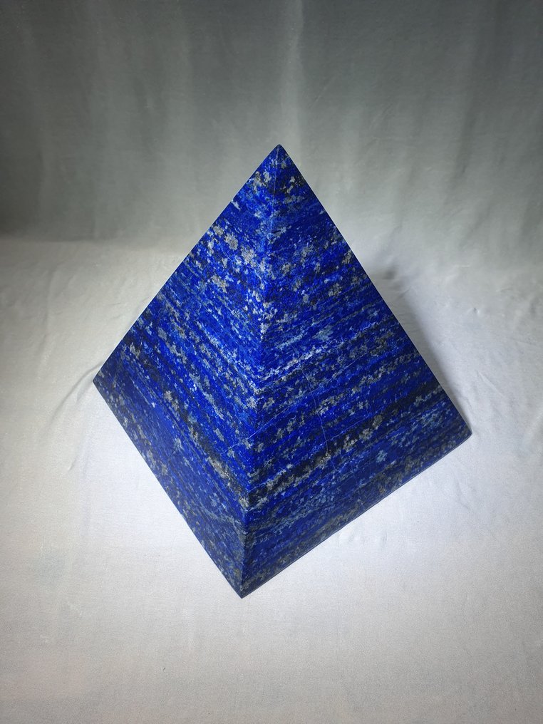 Lapis Lazuli - Pyramide - Indretningsobjekt - Lavet af en solid Lapis-blok Natursten - Kombination med Calcitpyrit - Sjælden - Samlervalg - Højde: 230 mm - Bredde: 210 mm- 10.8 kg - (1) #4.3