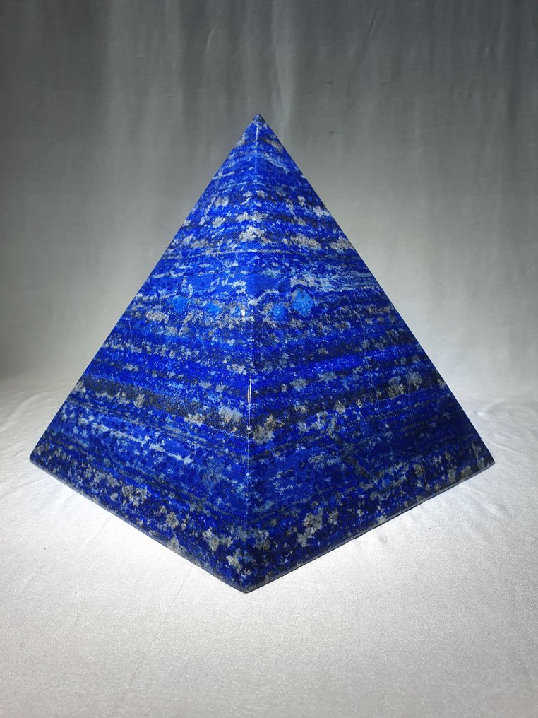 Lapis Lazuli - Pyramide - Indretningsobjekt - Lavet af en solid Lapis-blok Natursten - Kombination med Calcitpyrit - Sjælden - Samlervalg - Højde: 230 mm - Bredde: 210 mm- 10.8 kg - (1) #1.0