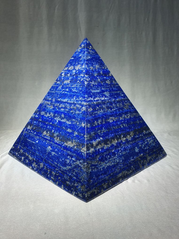 Lapis Lazuli - Pyramide - Indretningsobjekt - Lavet af en solid Lapis-blok Natursten - Kombination med Calcitpyrit - Sjælden - Samlervalg - Højde: 230 mm - Bredde: 210 mm- 10.8 kg - (1) #2.1