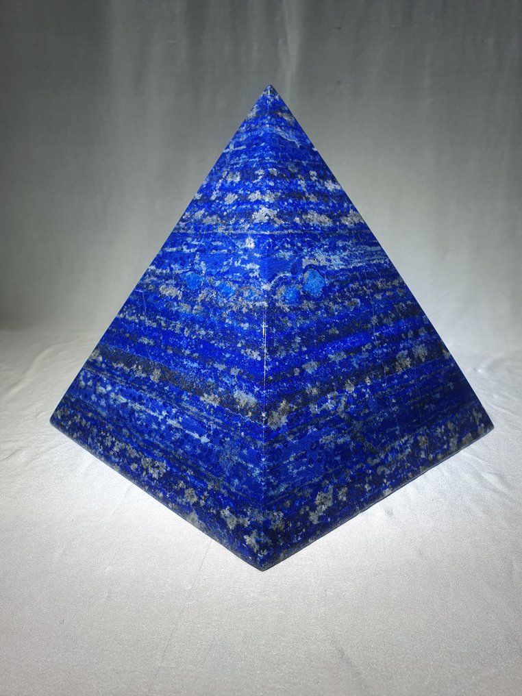 Lapis Lazuli - Pyramide - Indretningsobjekt - Lavet af en solid Lapis-blok Natursten - Kombination med Calcitpyrit - Sjælden - Samlervalg - Højde: 230 mm - Bredde: 210 mm- 10.8 kg - (1) #1.0