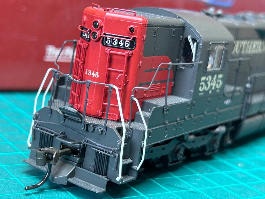 Broadway Limited Paragon 2 Series H0 - 2417 - Diesel locomotive (1) - EMD SD9, digital, sound - Southern Pacific #3.2