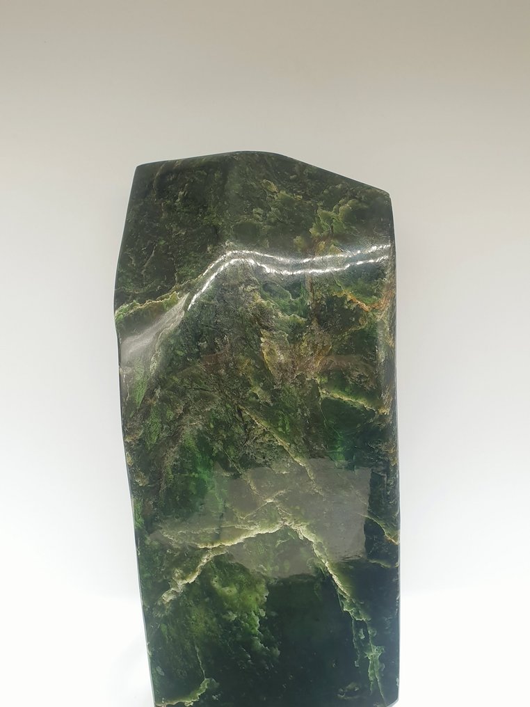 Jade Nephrite - Ελεύθεροσχημο γλυπτό - Διάφορες αποχρώσεις του πράσινου. Φυσική πέτρα - Ποιότητα AAA - Ύψος: 350 mm - Πλάτος: 120 mm- 8000 g - (1) #3.2