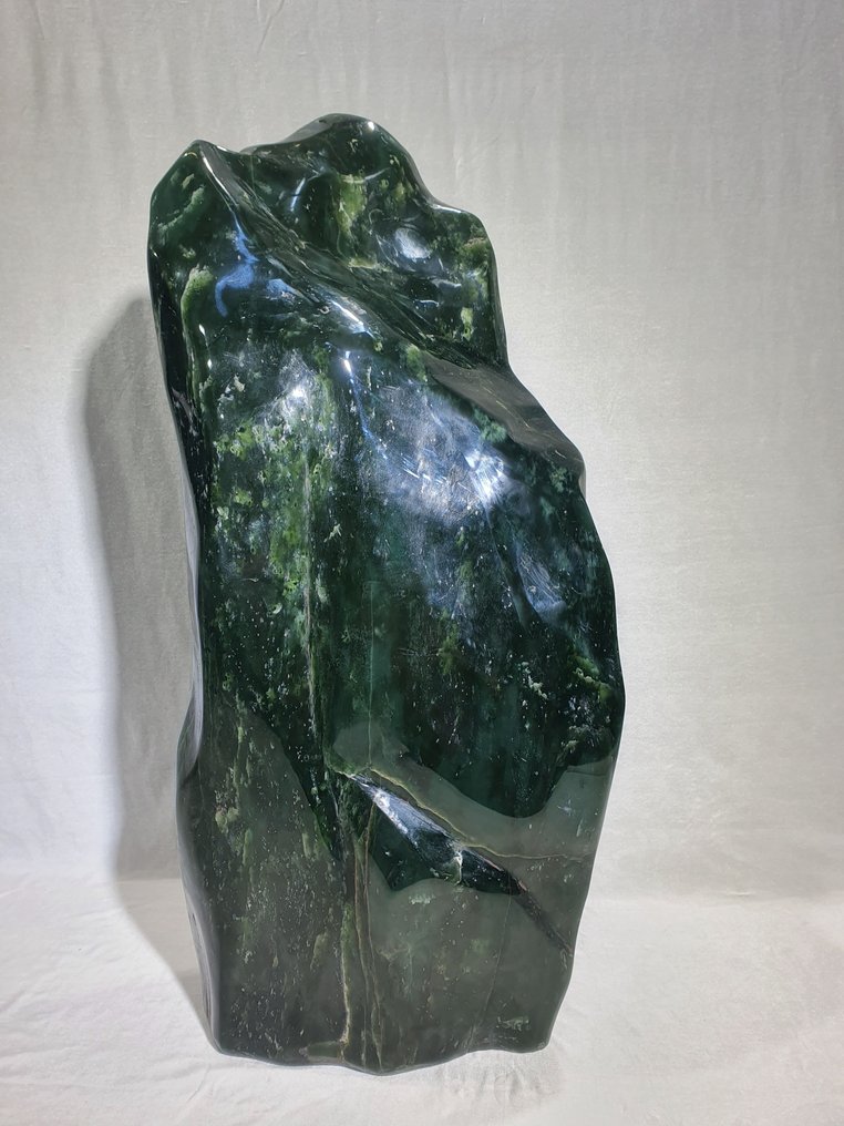 Jade Nephrite - Freeform Sculpture - Very Sculptural Natural Stone - AAA Quality - Intense Green - Height: 540 mm - Width: 240 mm- 30.2 kg - (1) #2.1