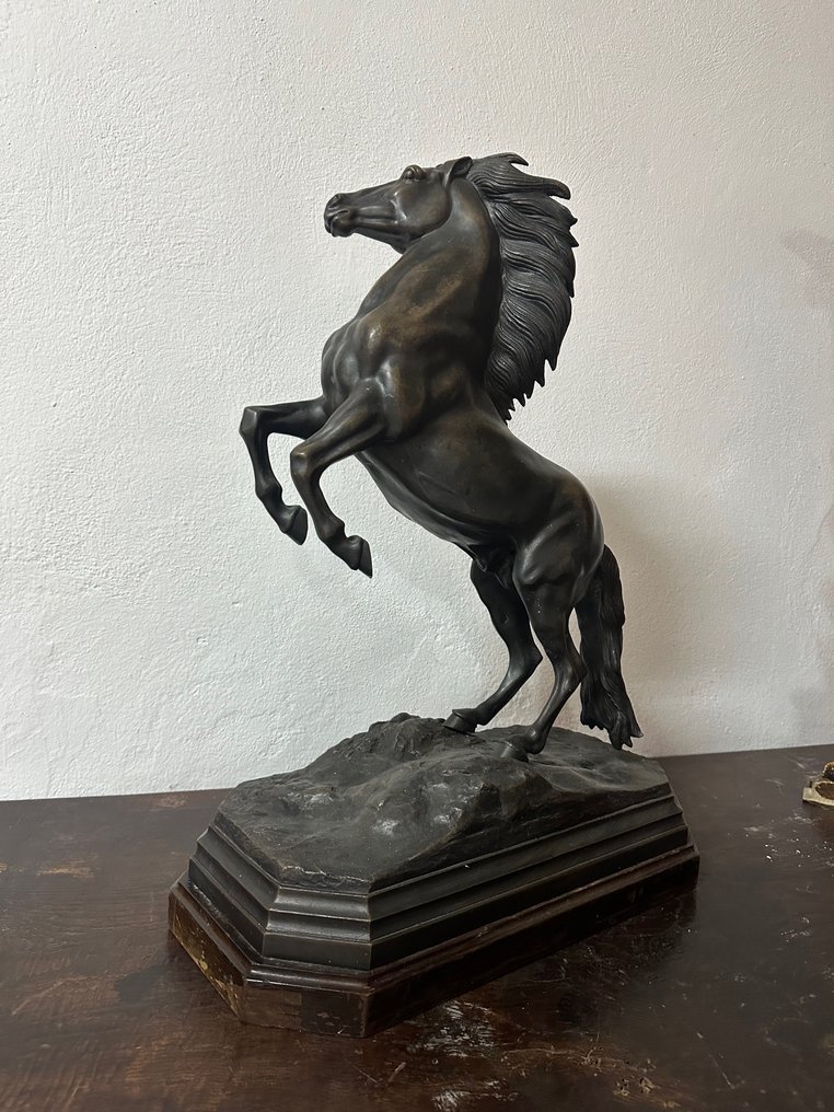 雕刻, Gran caballo salvaje en bronce sobre peana de madera - 65 cm - 青銅色 #2.1