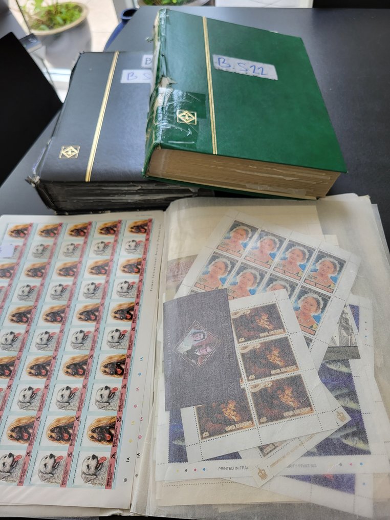 Brittiläinen kansanyhteisö 1950/2002 - Valtava MNH-erä erilaisia pesäkkeitä arkkikansiossa ja kaksi paksua arkkikirjaa #1.1