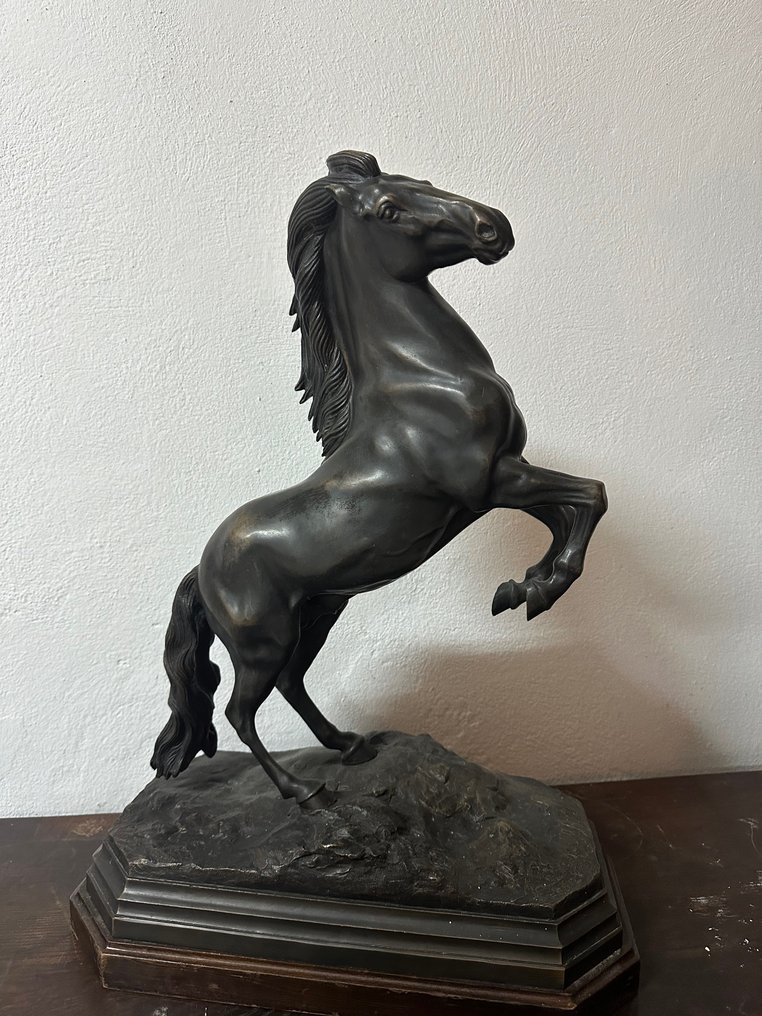 雕刻, Gran caballo salvaje en bronce sobre peana de madera - 65 cm - 青銅色 #1.1