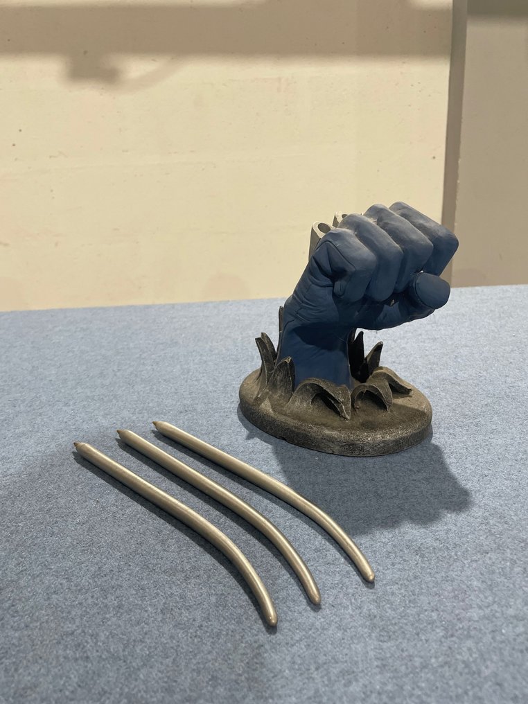 The Gloved Fist Of Wolverine Claws Desk Statue #1.2