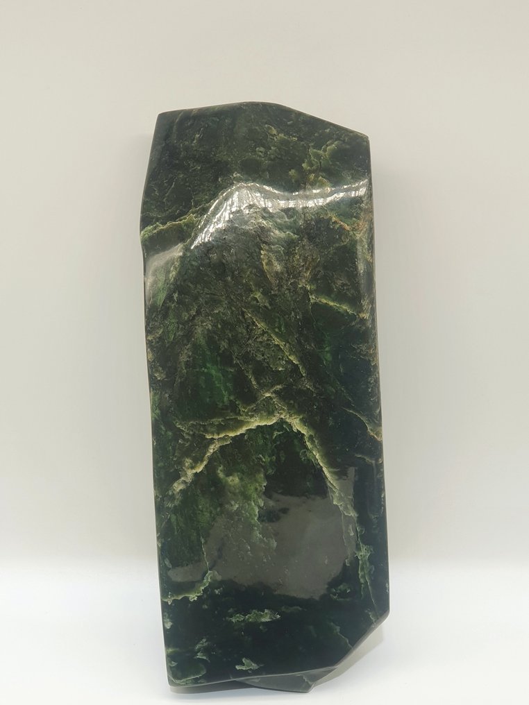 Jade Nephrite - Ελεύθεροσχημο γλυπτό - Διάφορες αποχρώσεις του πράσινου. Φυσική πέτρα - Ποιότητα AAA - Ύψος: 350 mm - Πλάτος: 120 mm- 8000 g - (1) #2.1