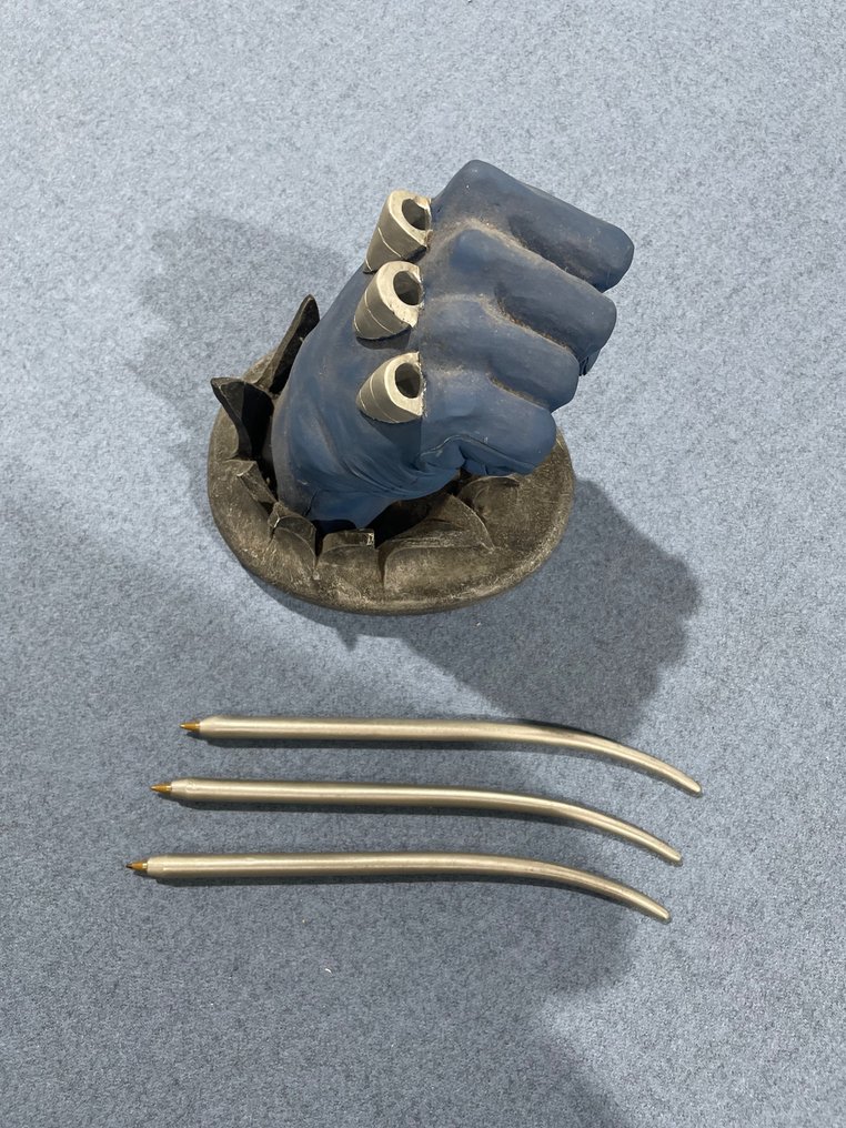 The Gloved Fist Of Wolverine Claws Desk Statue #1.1