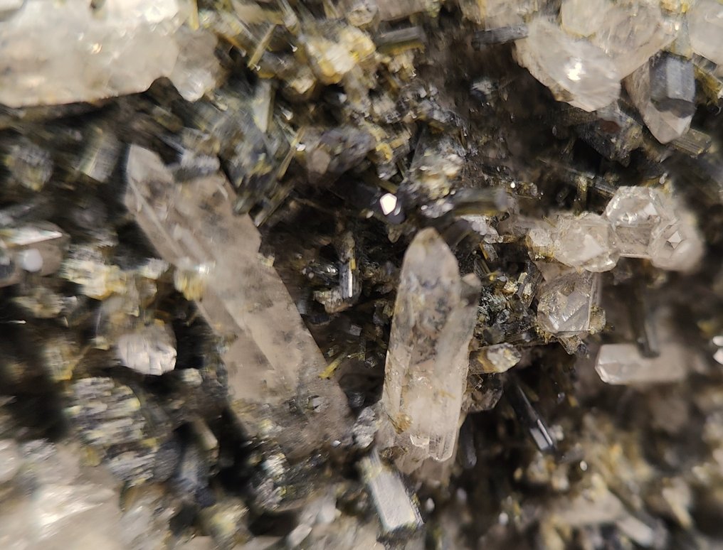 Epidote és kvarc - Le Cornillon, Oisans, Isère, Franciaország Kristálymátrix - Magasság: 11.5 cm - Szélesség: 8.5 cm- 370 g #2.1