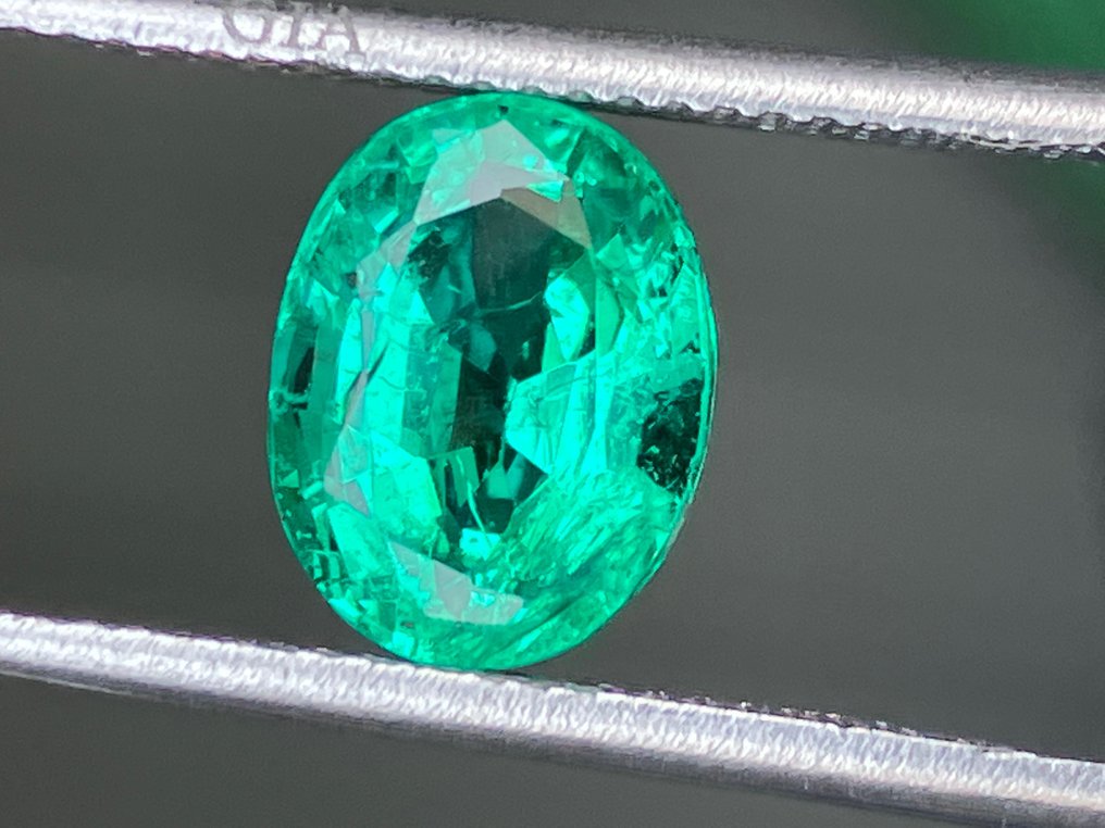 1 pcs  Verde Smarald  - 2.59 ct - GIA (Institutul gemologic din SUA) #2.1